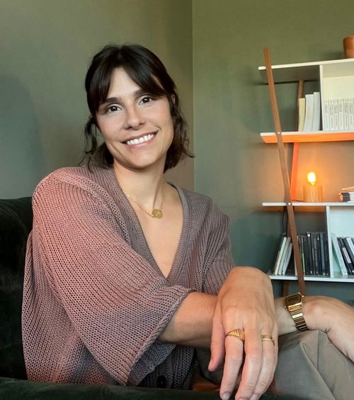 Larissa Souto Maior, psicanalista e psicóloga clínica em Recife, no consultório do Pina